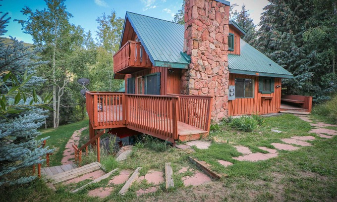 Vail Cabin | Heidi's Hideaway, Sleeps 8, Great Location, Sledding, Fire Pit