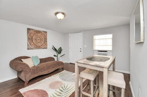 Greater Heights Apartment | Heights 1BR Near Downtown