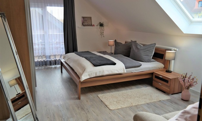 Bromskirchen Apartment | Helle Ferienwohnung mit Überdachtem Balkon und Schöner Aussicht