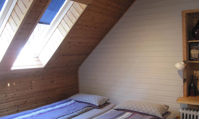 Schwandorf Apartment | Helle Fewo im Obergeschoss mit gemütlicher Sitzecke
