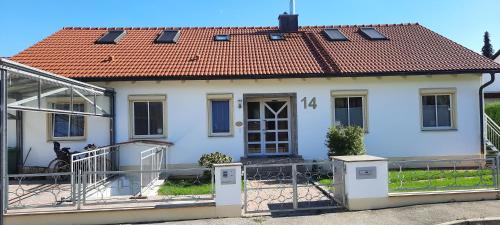 Bruckberg Apartment | helle Souterrainwohnung nähe Flughafen, Landshut und München 1 bis 5 Personen