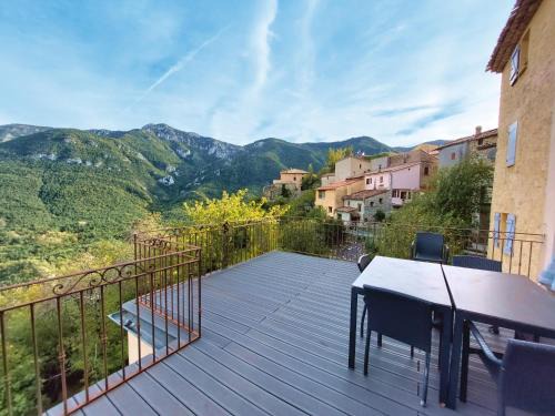 Le Mas Apartment | Hellebore