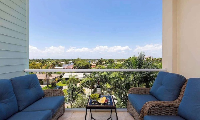 Deerfield Beach Apartment | Hemingway Condo - Sunset View & steps to the beach