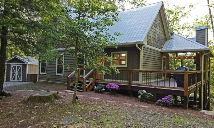 Cashes Valley Cabin | Hemlock Hideout - Game room, hot tub, creek access
