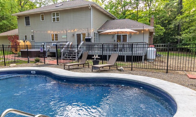 Stroudsburg House | Hemlock Manor-Pool/Sauna/Hot Tub
