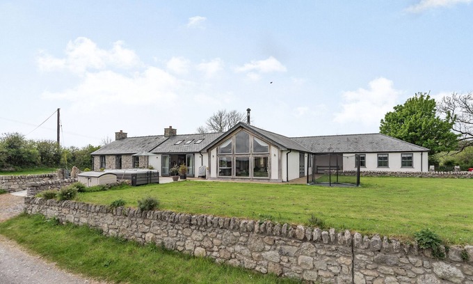 Llangefni Cottage | HEN HAFOD, pet friendly, character holiday cottage in Llangefni