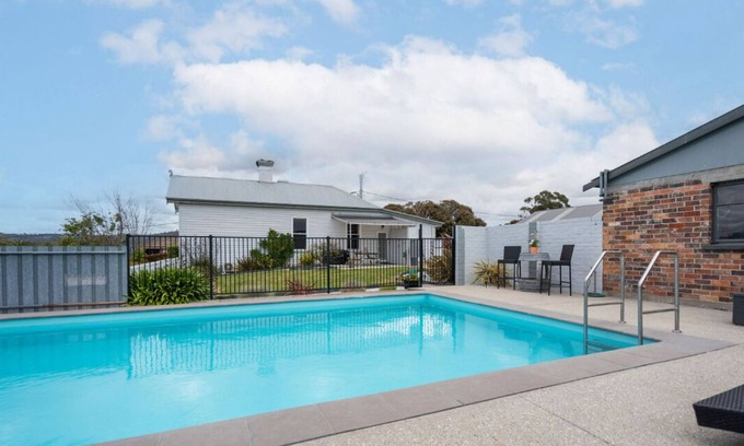 Gravelly Beach House | HENDERSONS in Gravelly Beach