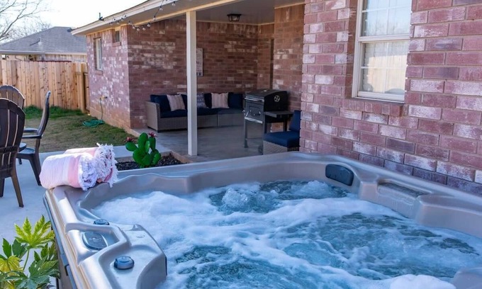 Fredericksburg House | Henrietta Haus, Pet Friendly, Hot tub, Sleeps 6!