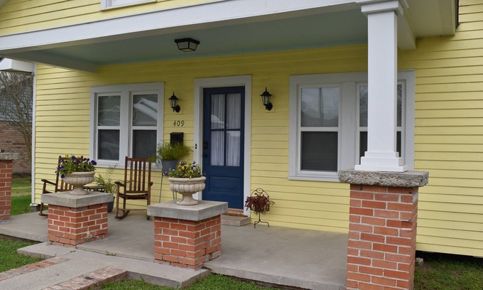 Breaux Bridge House | "Henrietta's Magnolia" Located 2 1/2 blocks from historic downtown Breaux Bridge