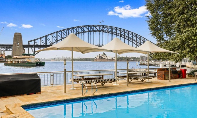 McMahons Point Apartment | HENRY12 Self- Catering