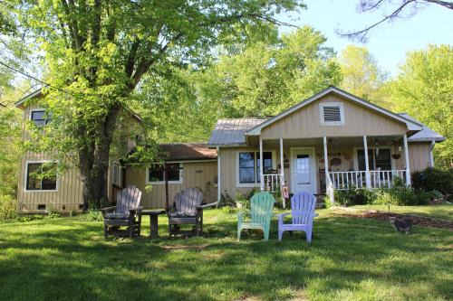Hiawassee Bed & Breakfast | Henson Cove Place Bed and Breakfast w/Cabin