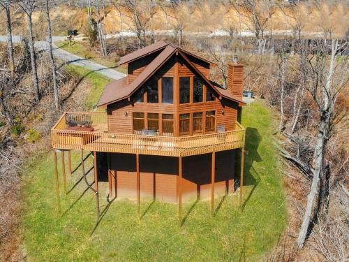 Gatlinburg Ski Chalet | Her Majesty's Way, Awesome Mtn Views, FREE tickets each paid day, Hot TUB, WIFI!