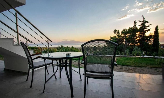 Nea Iraklia Hotel | HERACLEA SUITES
