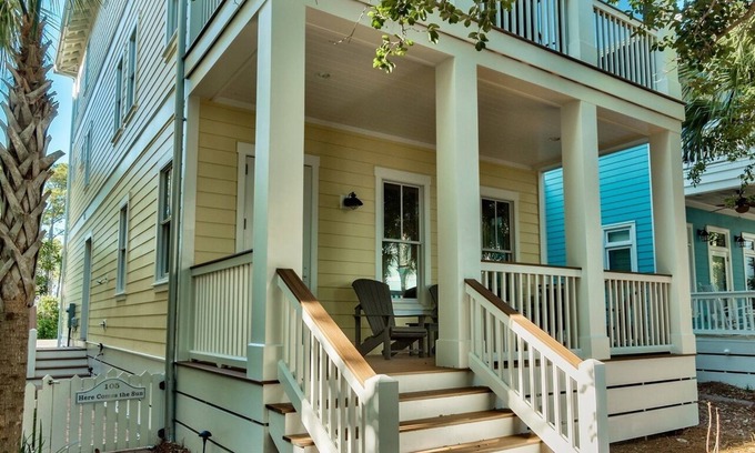 Sunnyside House | "Here Comes the Sun" House in Carillon Beach, short walk to the beach!