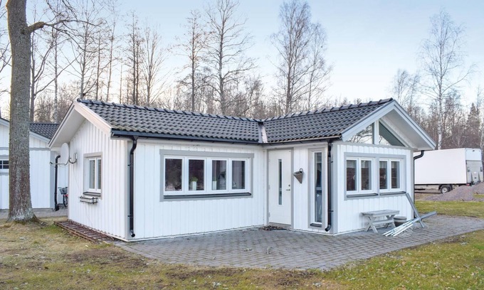 Jarnforsen House | Here you will stay in a beautiful cottage with a magnificent view of Flaten Lake, which is only 10 m