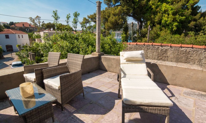 Lapad Apartment | Heritage Dvori with garden, free parking next to sea beautiful location