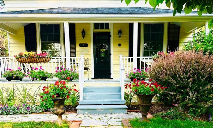 Historic Old Town House | Heritage House Niagara