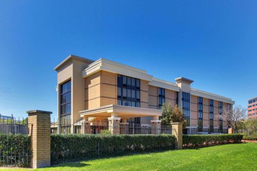 Sugar Land Hotel | Heritage Inn Suites Houston Sugar Land, Trademark by Wyndham