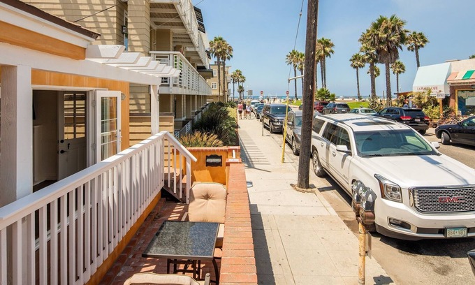 Hermosa Beach House | Hermosa Beach Classic 3 Bedroom 2 Bath Bungalow 1/2 block to beach 5 Star