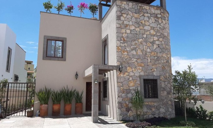 San Miguel de Allende Villa | Hermosa Casa Fraccionamiento El Capricho