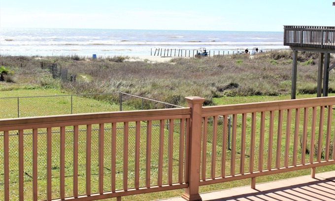 Galveston House | "Hermosa” - Sea Isle with Beachfront Gulf View, kayaks, Pool and Dog friendly