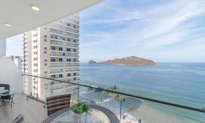 Zona Dorada Apartment | Hermosas vistas en Piso 10 en Camino al Mar