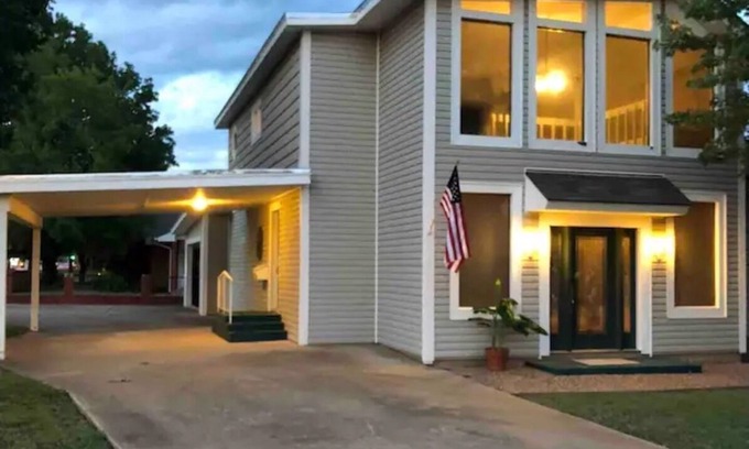 Lawton House | Heroes Boulevard House with room for up to ten