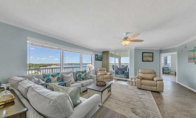 Fort Walton Beach Condo | Heron 501-HUGE 3Br/3 Ba Corner Condo with Room for All!