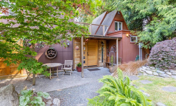 Langley Cottage | Heron Rook Cottage - Art Filled Retreat