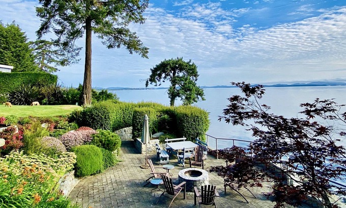 Saanichton House | Heron's Retreat - Spectacular Beachfront 1-Bedroom Suite