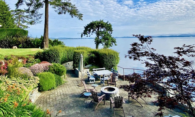 Saanichton House | Heron's Retreat - Stunning Oceanfront 1-Bedroom Suite