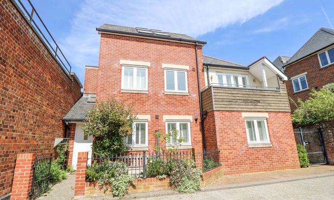 New Forest District Cottage | HERONS NEST, pet friendly, character holiday cottage in Lymington