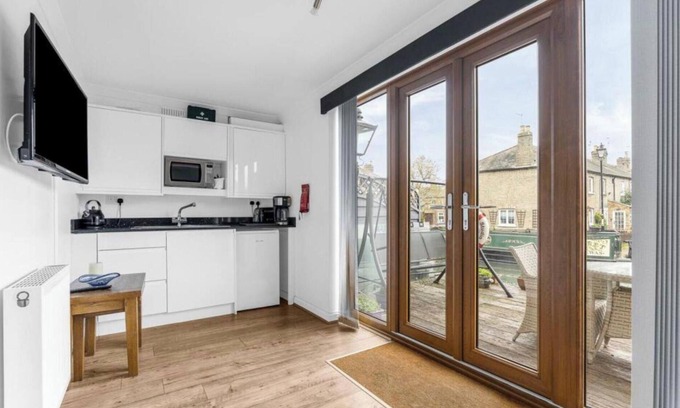 Hertford Apartment | Hertford - Sleeps 2 - 92 Walking Score - Garden