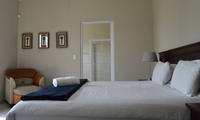 Vineta Apartment | Heuschneider Platz 3 bedroom Self Catering Accommodation