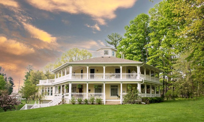 Pentwater Bed & Breakfast | Hexagon House Bed and Breakfast - Homestead Room