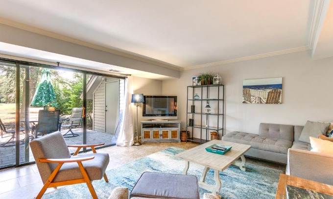 Palmetto Dunes Apartment | HH Condo on George Fazio Course with Community Pool!