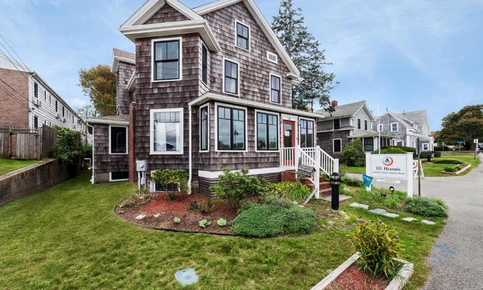 Hyannis Hostel | HI Hyannis Hostel