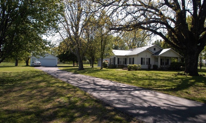 Lawrenceburg House | Hi Speed Internet Lawrenceburg TN area, Outdoor Living Space, Wk/Month Discounts