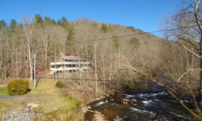 Hiawassee House | Hiawassee Rapids Lodge 4/4 with a hot tub overlooking the river rapids