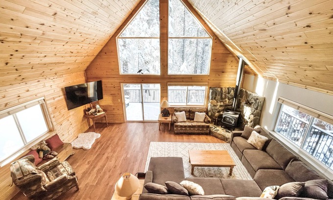 Arnold Cabin | Hibernation station Peaceful Cabin Retreat - Fireplace, Hiking, blue lake spring