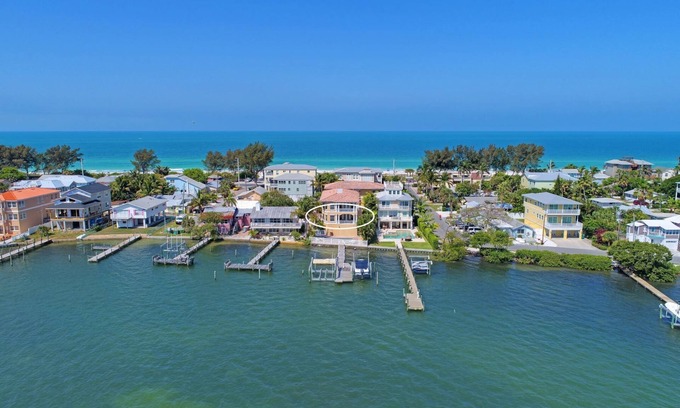 Bradenton Beach Condo | Hibiscus Condo on Bradenton Beach by RVA