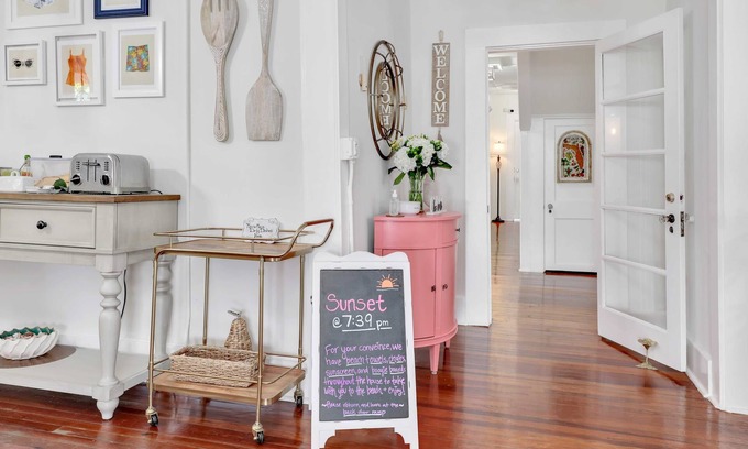 Fort Myers River District House | Hibiscus House Bed Breakfast Inn Flamingo Suite