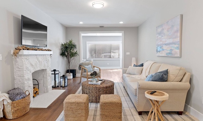 Parrot Cove House | Hibiscus Housen2/2 walking distance to the beach and Lake Ave