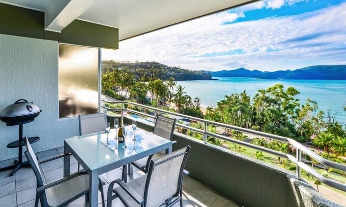 Hamilton Island Apartment | Hibiscus Lodge 208, Beachfront Apartment on Hamilton Island