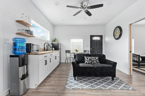 Fredericksburg House | Hidden Cottage mins to Main St and sleeps 4