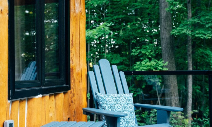 West Elgin Cabin | Hidden Creekside Cabin