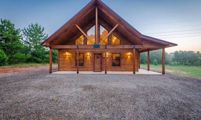 Broken Bow Cabin | Hidden Gem! Lux Master+Loft, Hot Tub, Fireplace, Arcade