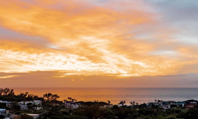 Umhlali Beach House | *Hidden Gem of Salt Rock* Spectacular Sea views!
