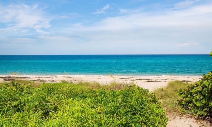 Juno Beach House | Hidden Gem. Steps to Beach. Long/Short Term. Pet friendly.