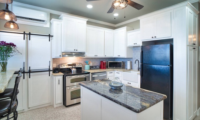 Amarillo House | Hidden Hideaway with a View (Close to I-40/City) - Safe & Away from the Hotels